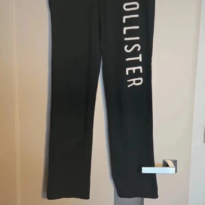 Lågmidjade Hollister mjukisbyxor❣️ - Säljer nu ett par lågmidjade mjukisbyxor från Hollister i storlek S, de är lite urtvättade annars i bra skick, skriv vid frågor❣️❣️