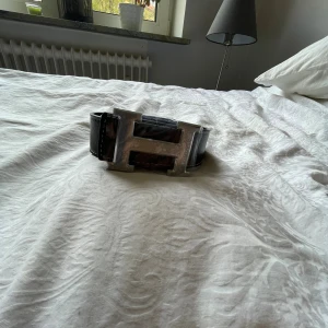 Fint bälte H - Fint svart bälte helt nytt 105cm