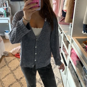 Stickad kofta knappar - Så najs stickad kofta i blå grå färg ❤️❤️❤️