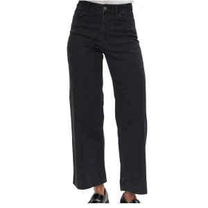 Svarta wide jeans från Nümph  - Snygga svarta jeans från Nümph med hög midja och raka, vida ben, cropped längd. Jeansen har klassiska fem fickor och bälteshällor. Materialet är mjukt och följsamt, 91% bomull 7% elastomultiester och 2% elastan.