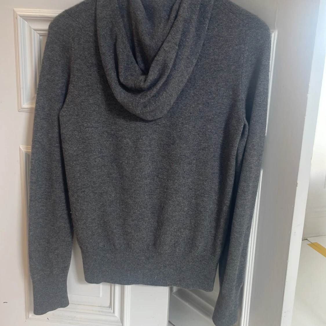 Grå hoodie i kashmir från Soft Goat - 1