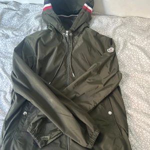 Olivgrön Moncler jacka  - Helt ny olivgrön Moncler jacka, jag har taggarna för den, storlek M. Priser är absolut ej hugget i sten. Hesitera inte på att skriva till mig.