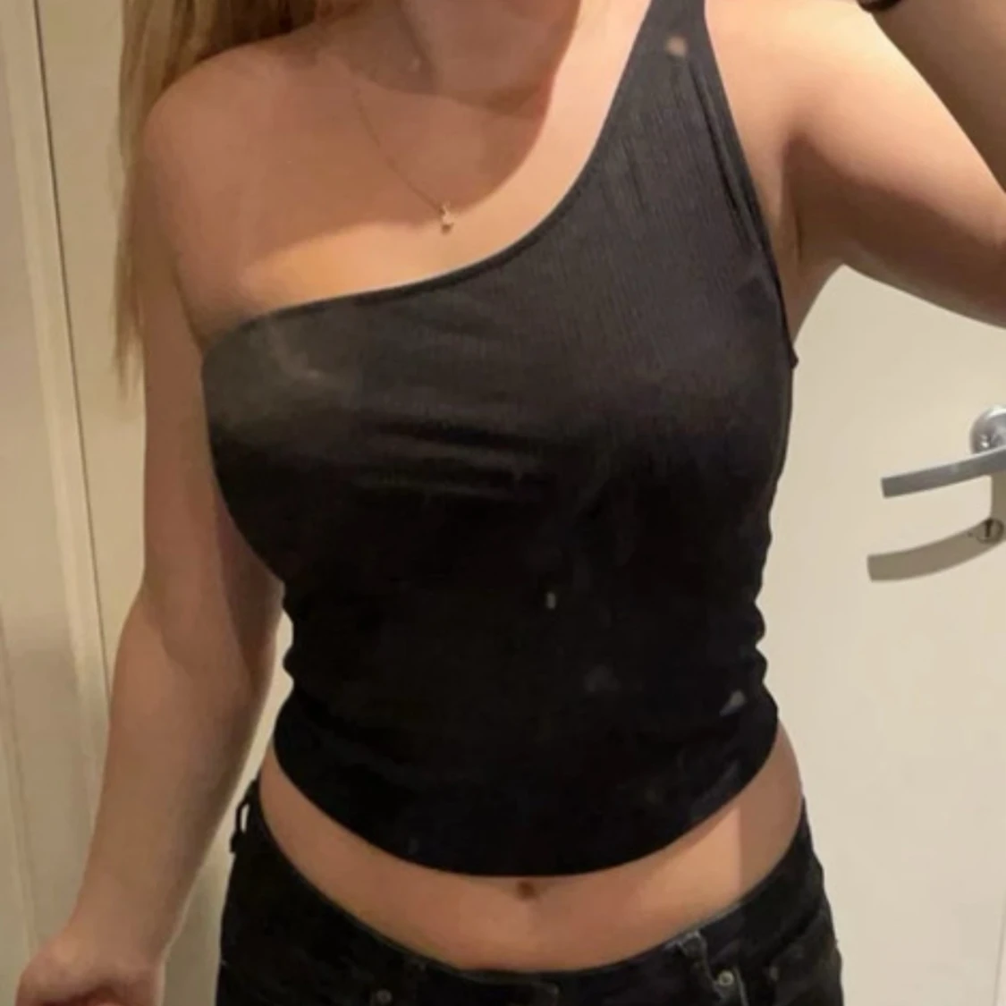 Svart oneshoulder topp