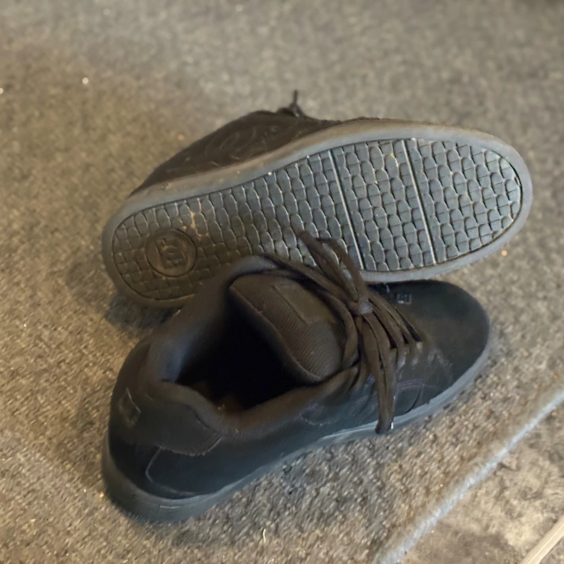 Svarta DC sneakers  - 3