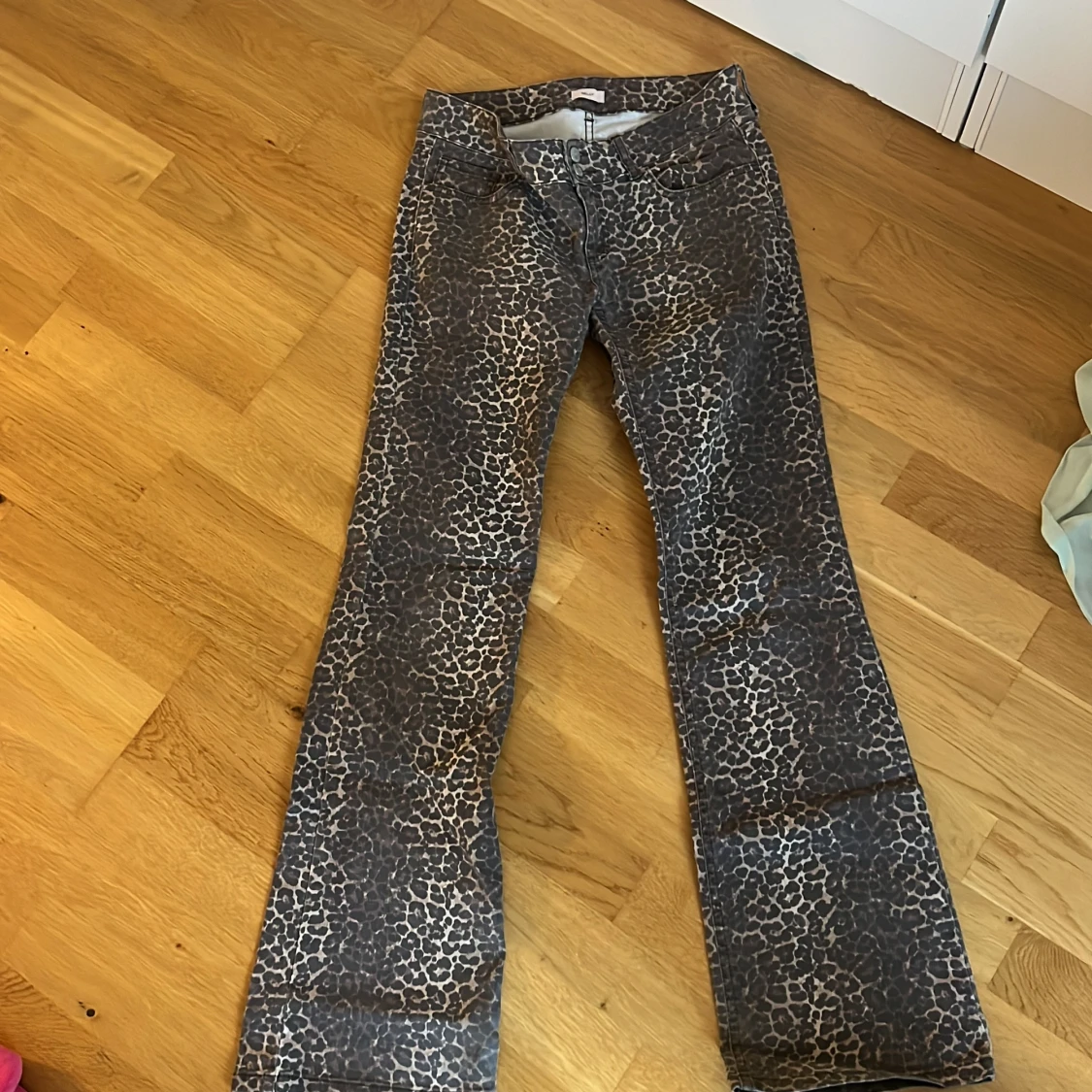 Leopardmönstrade bootcut jeans från Nelly - 2