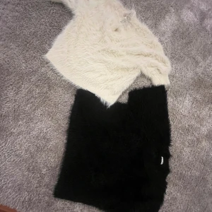 Fluffiga tröjor från C.W. och Wera - Två fluffiga långärmade tröjor, en vit från C.W. i storlek XS och en svart från Wera i storlek S. Båda är supermjuka och har pälsliknande yta som ger en cool statement-look. Perfekta för kyliga dagar när du vill sticka ut lite extra.