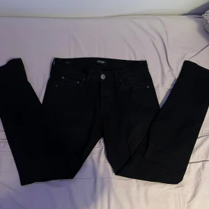 Jack & Jones Jeans - Säljer dessa populära J&J jeans i slim/glenn modellen storlek 30/30. Har endast testat dessa men de var för små för mig🙌🙌🙌
