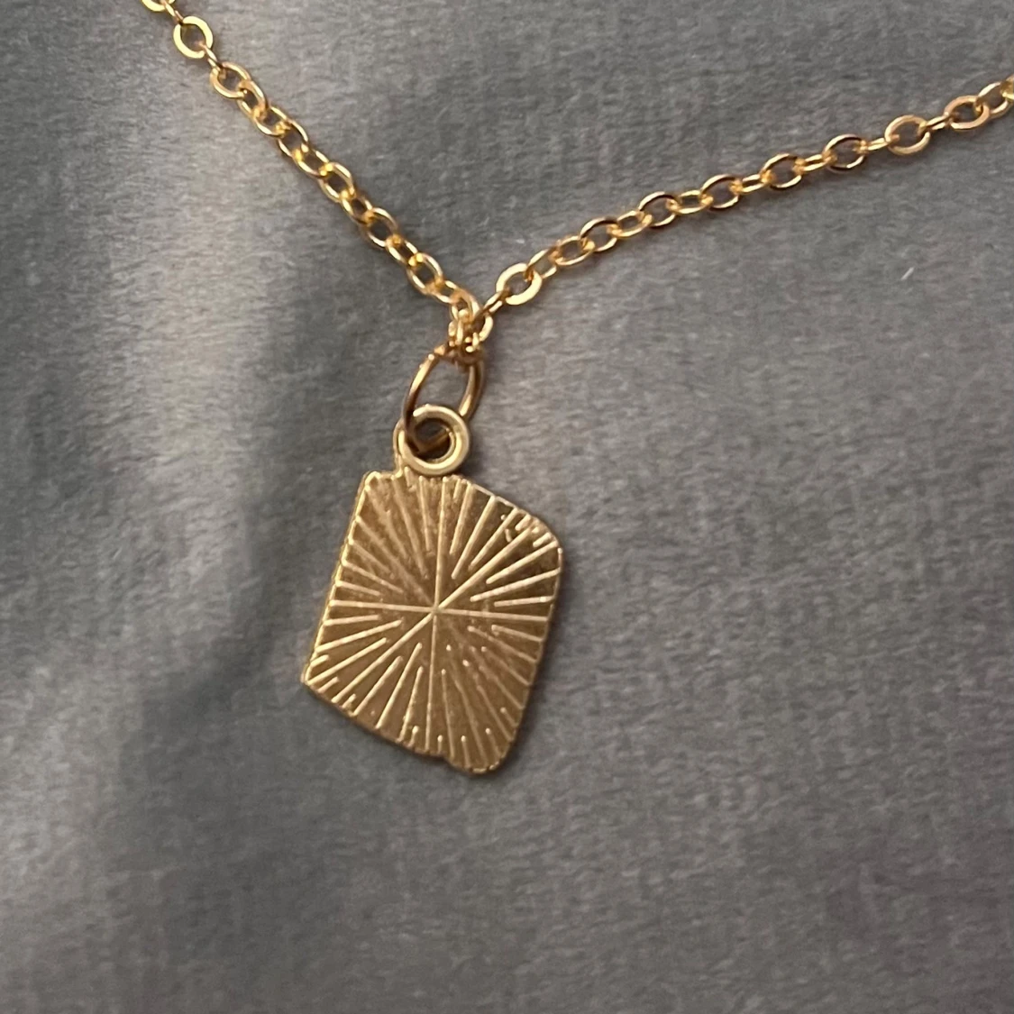 Halsband bok guld imitation  - 2