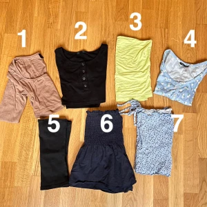 Toppar - Säljer ett gäng toppar som inte används längre. Alla topparna är i okej skick och säljs för 15kr styck, alltså 105kr för alla. 1. Från SHEIN storlek xs 2. Från SHEIN storlek xs 3. Från Envi storlek s 4. Från SHEIN storlek xs 5. Från hm storlek s 6. Från SHEIN storlek xs 7. Från Ullared storlek 36/38