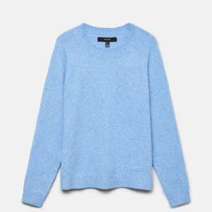 Ljusblå stickad tröja från Vero Moda - Säljer denna supersköna stickade tröjan från Vero Moda🩵 Knappt använd men har som ett sträck på framsidan av tröjan. ( Ifall du kollar på bild 2 ser du att den knappt syns!)🩵