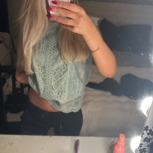 Mintgrön spetsblus med volangkant - Superfin mintgrön blus i spets!! Från only!!💕