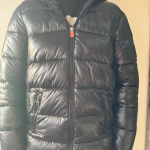 Save the duck jacka  - Säljer nu dena snygga vinter jackan från save the duck då den är för liten. Använd föra vintern men fortfarande i fint skick 