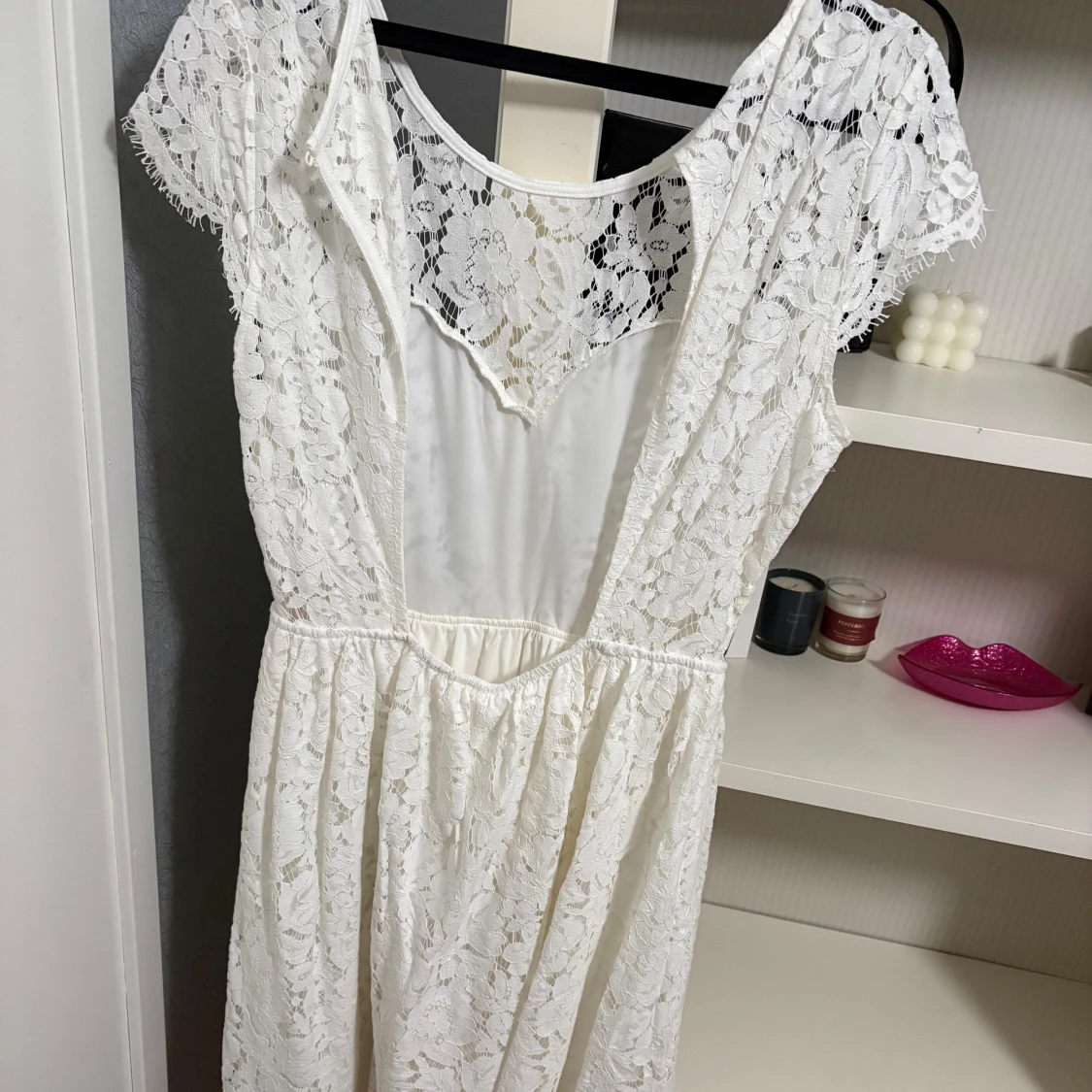 Vit spetsklänning med öppen rygg - 1