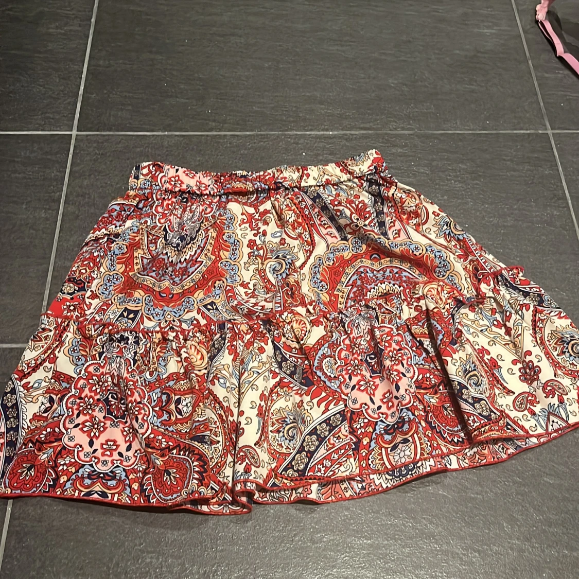 Mönstrad kortkjol med volang