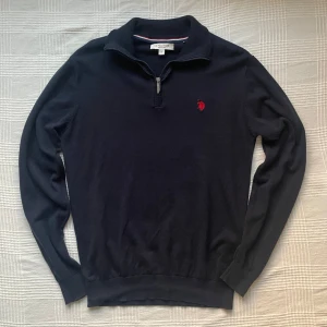 Marinblå half zip tröja från U.S. Polo Assn. - Säljer en marinblå långärmad tröja från U.S. Polo Assn. med half zip och klassisk krage. Använd cirka 3 gånger! Säljer i fint skick! Hör av dig vid eventuella frågor! 🙂