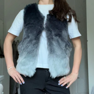 Grå pälsväst i ombre-look - Fluffig pälsväst i snygg ombre från mörkgrå upptill till ljusgrå därnere. Går att ha öppen och stängd 💕storleken är för barn från 9/10 år, 140 cm men passar mig som har M