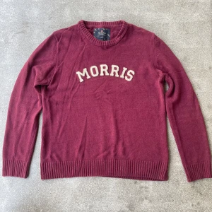 Vinröd stickad tröja från Morris - Snygg stickad tröja från Morris i bra skick utan brister. Vid minsta lilla fundering är det bara att fråga.