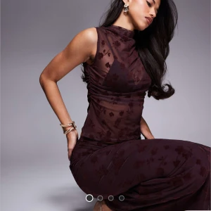 Mörk vinröd/brunt set - Supersnygg set i mesh med blommigt mönster. Ärmlös och figurnära passform.