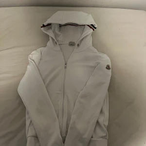 moncler hoodie - Den är använd men fortfarande bra skick, storlek S men passar även XS.