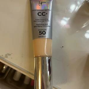 IT Cosmetics CC+ Cream SPF 50 - IT Cosmetics CC+ Cream med SPF 50, en färgkorrigerande foundation och concealer i ett. Ger full täckning, återfuktar och har anti-age egenskaper. Kommer i en praktisk tub med silverfärgat lock och beige nyans.