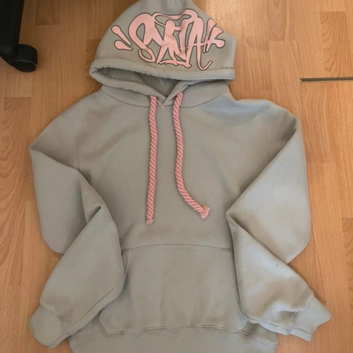 Grå hoodie med rosa detaljer från SynaWorld  - 1