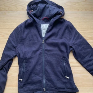 Mörkblå windbreaker - Säljer en tvär fet mörkblå windbreaker perfekt inför hösten. Har storleken S och passar i nästan alla väder. Vid fler frågor och funderingar är det bara att höra av sig. Jackan är aldrig använd