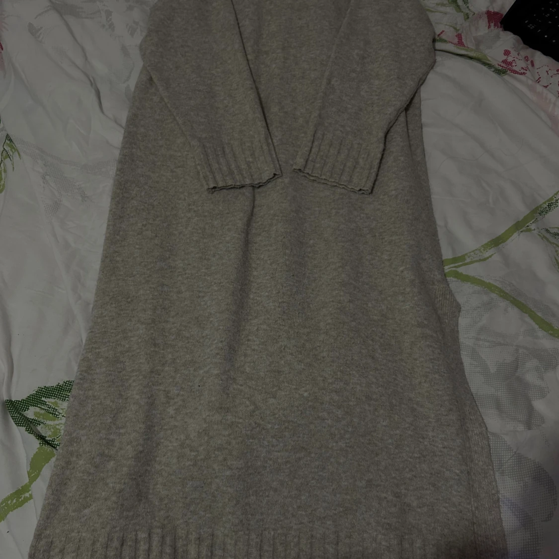 Beige stickad långärmad klänning