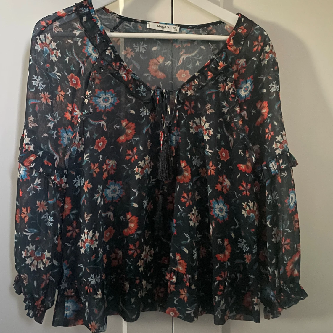 Blommig blus från Mango med knyt