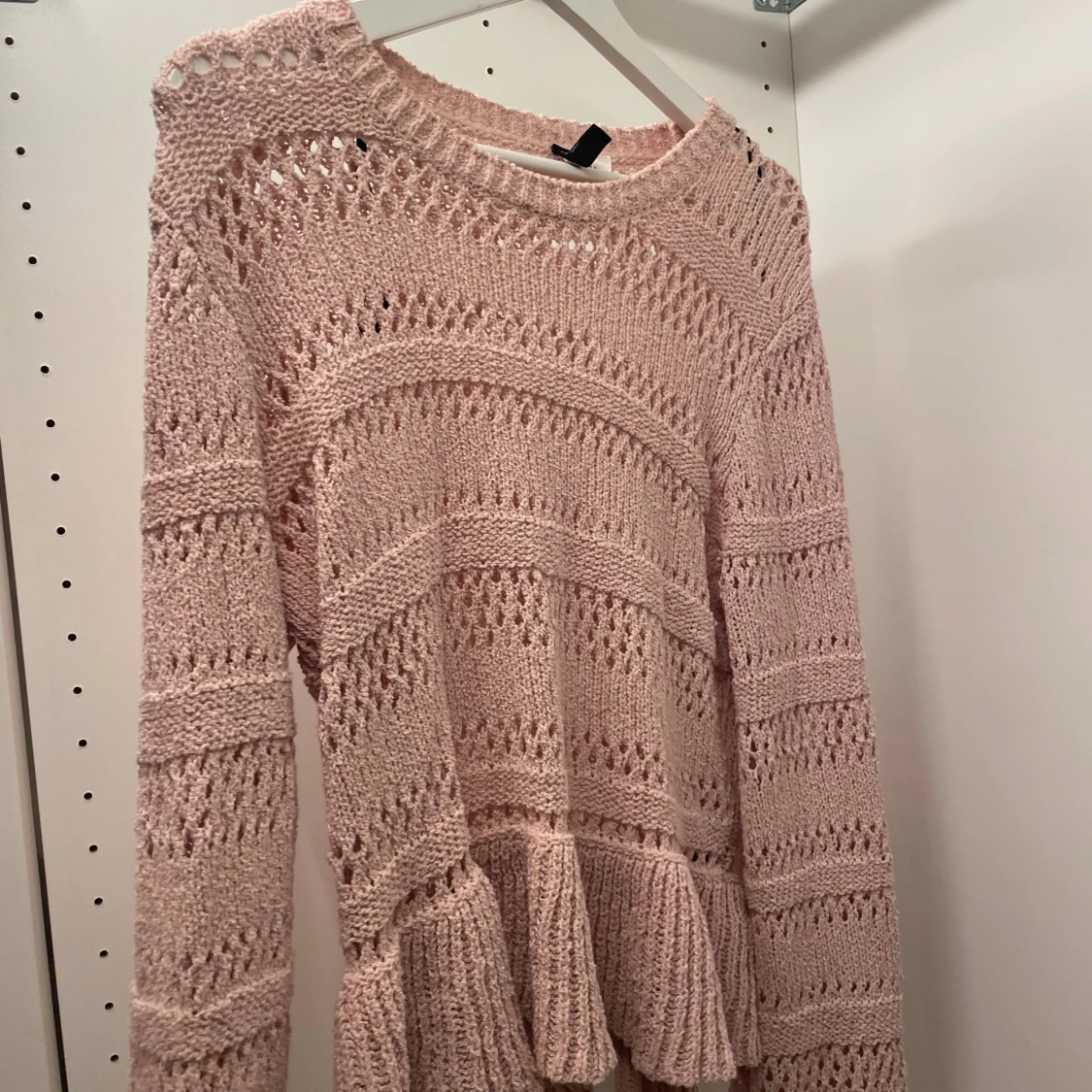 Ljusrosa stickad tröja med volang