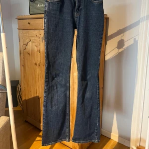 Mörkblåa jeans  - Mörkblåa jeans i rak modell 