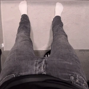 Svart/grå Jack and Jones jeans - Säljer nu mina schyssta Jack and Jones jeans som är för små. De är inga fula fläckar eller defekter förutom att kanten på bakfickorna är utvikta men det går säker att fixa om man vill de!8/10