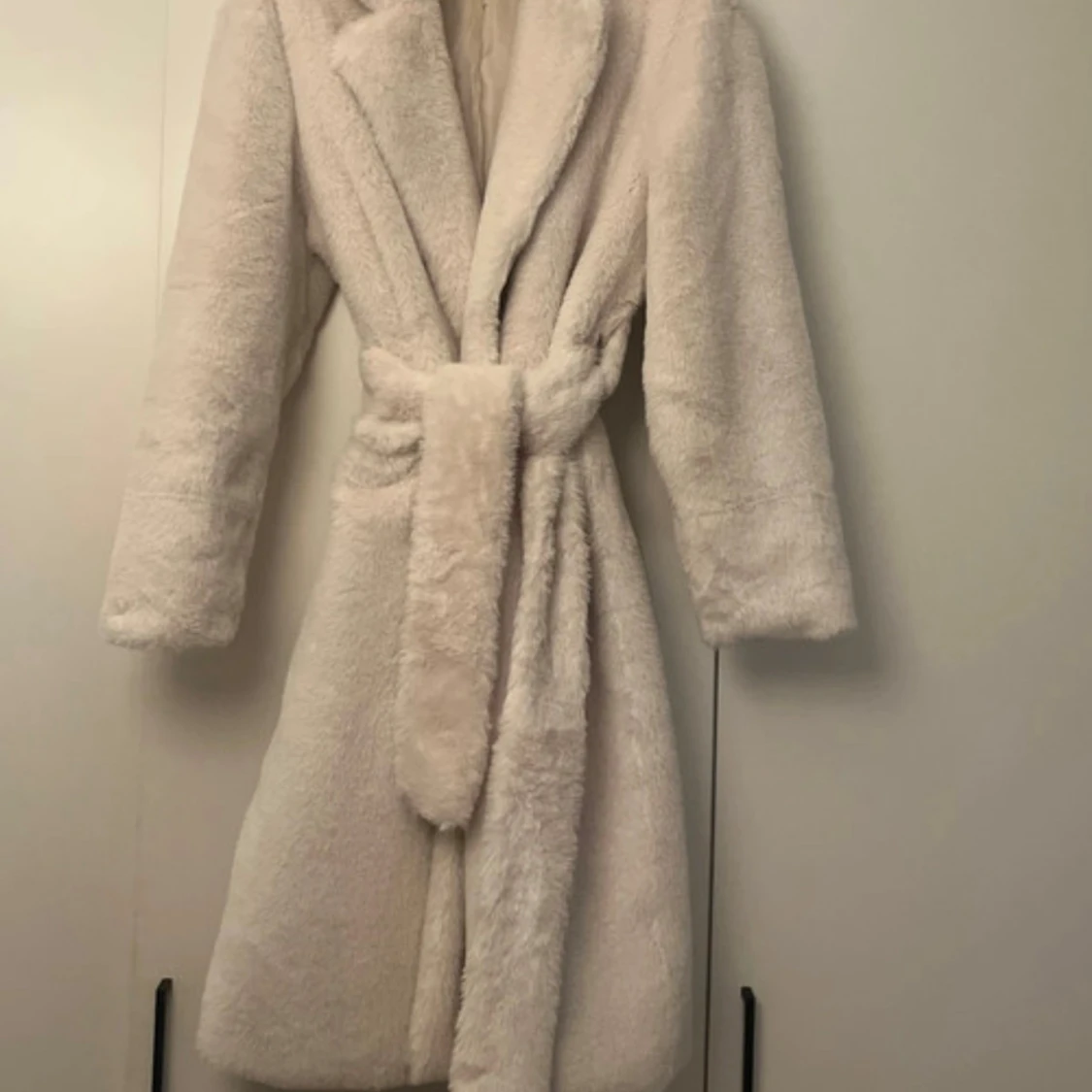 PLT lång fuskpälskappa med midjebälte - 1