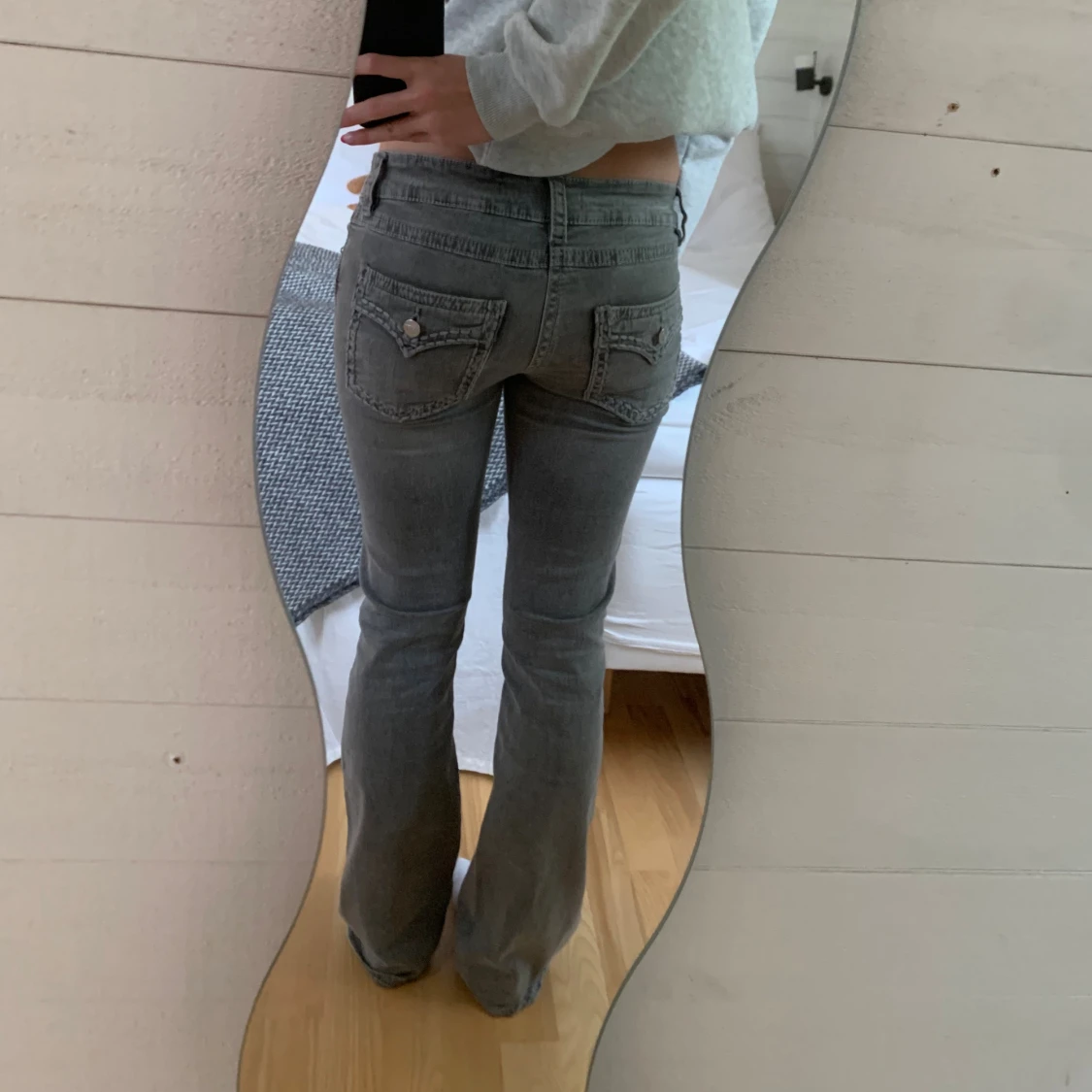 Grå bootcut jeans från Gina Tricot - 2