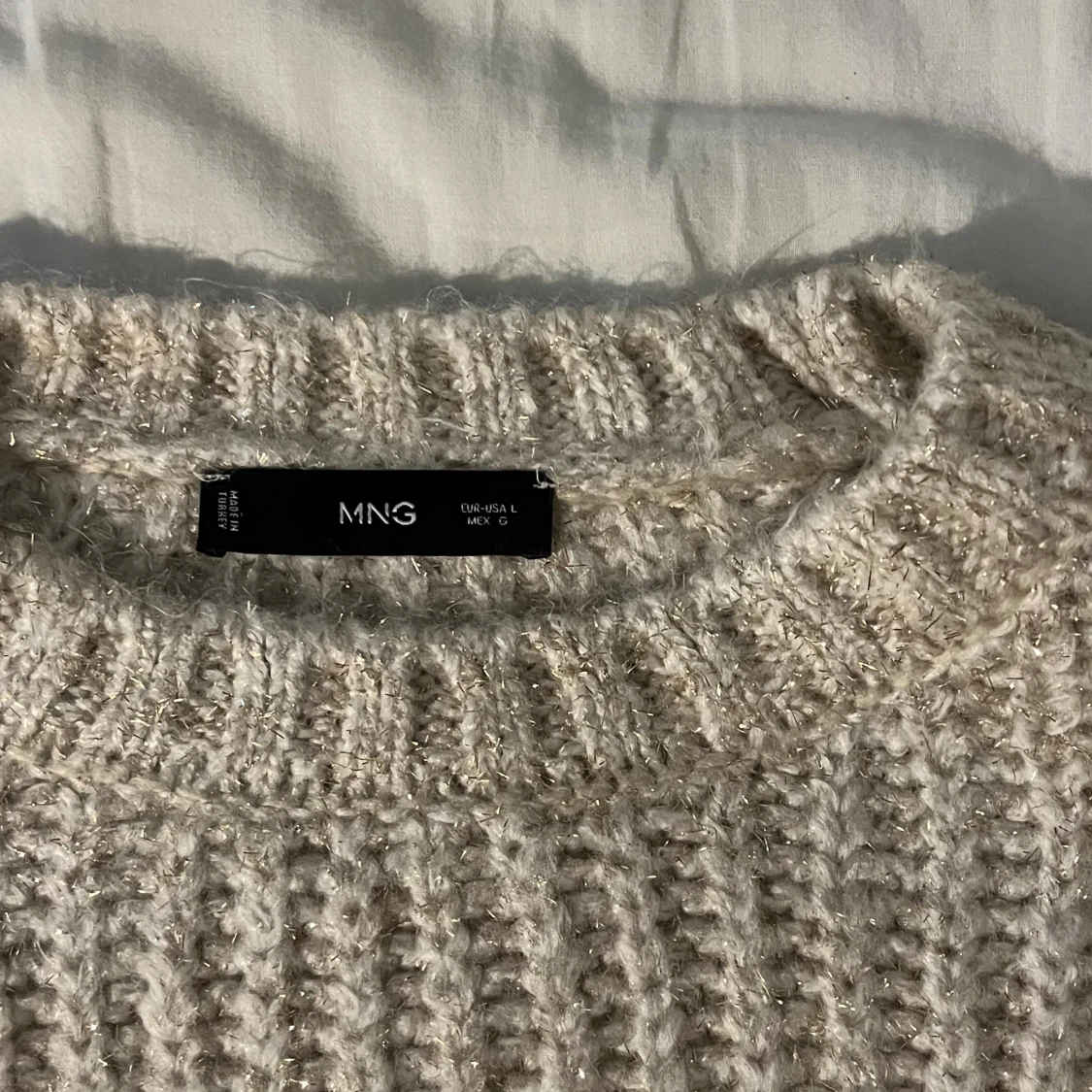 Beige stickad tröja med guldglitter - 3