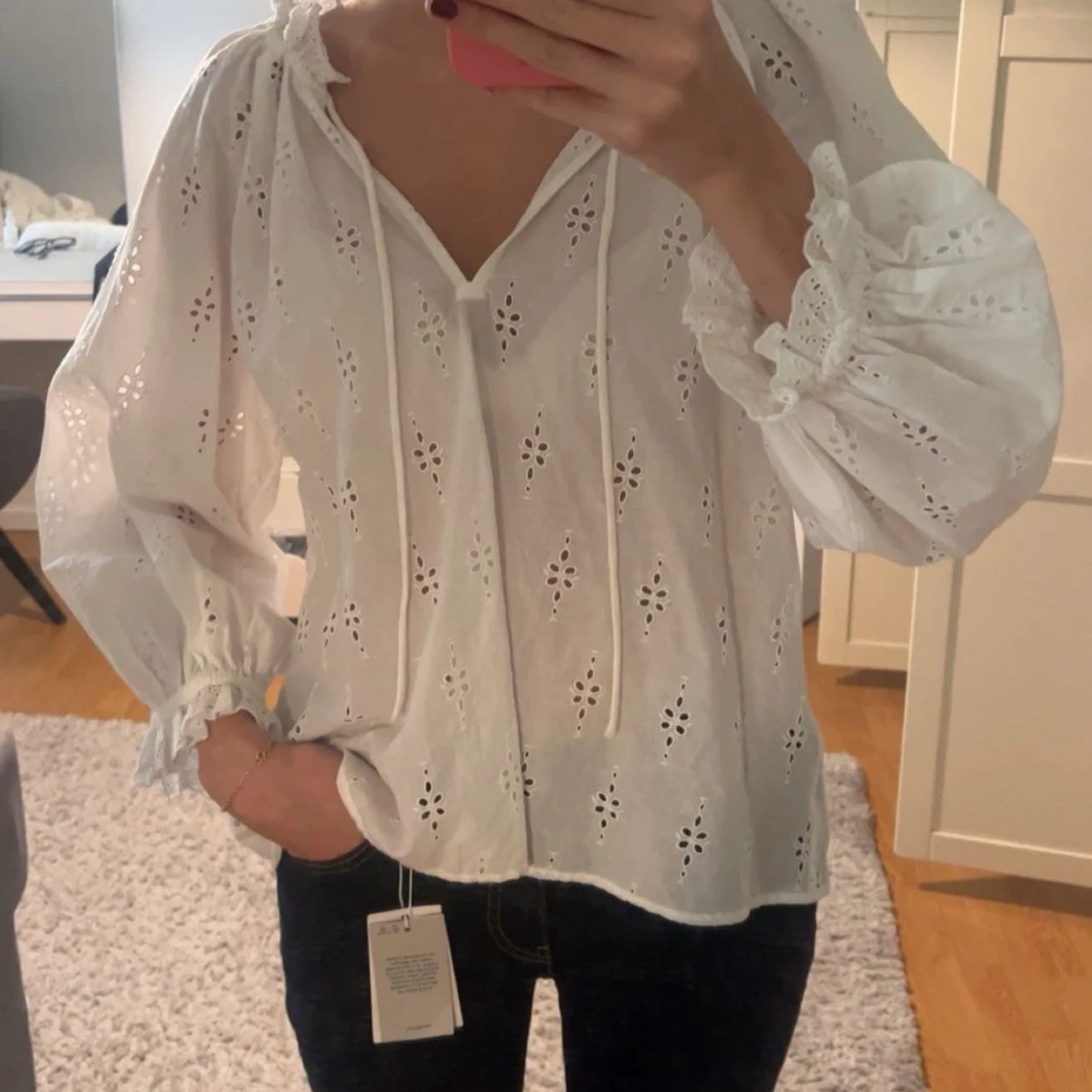 Vit v ringad blus