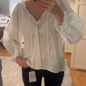 Vit v ringad blus - Vit blus med knytdetalj