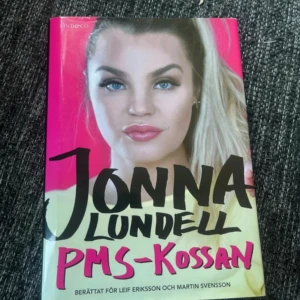 PMS-Kossan - En personlig och humoristisk bok där Jonna Lundell berättar om sin resa med PMS, uppväxten i Mjölby och Norrköping, mötet med Joakim Lundell och livet som offentlig person via Youtube. Perfekt för unga vuxna som gillar ärliga berättelser och influencers.