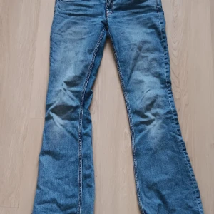Blå lager 157 jeans  - Blå lager 157 jeans som inta kommit till användning, jag är 164 och de är långa på mig, storlek S full lenght low rise💕
