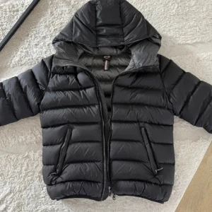 Colmar jacka - Hej! Säljer nu denna Colmar jacka som är helt perfekt nu till vintern. Nypris på denna är ca 6000 och är i fint skick. Storlek 46 vilket motsvarar S skulle jag säga och passar dig mellan 170-180 mvh