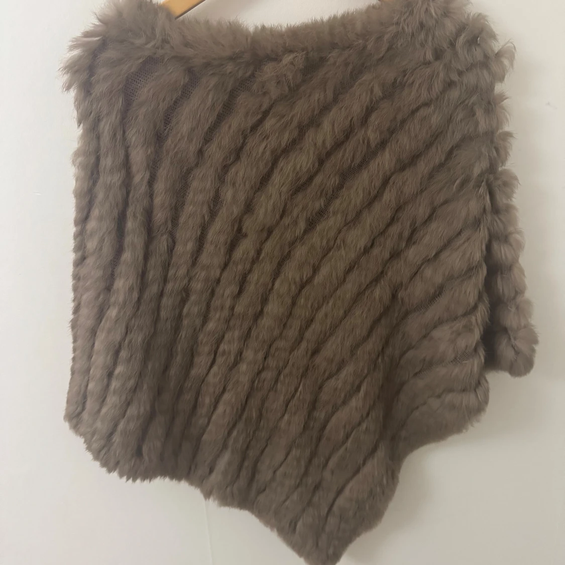 Brun pälsponcho med struktur