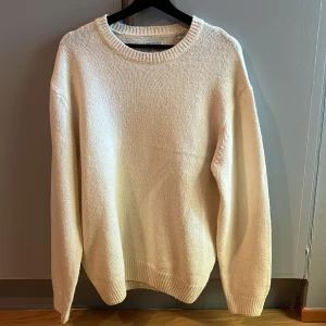 Cremevit/beige stickad tröja  - Säljer en stilren vit/beige stickad tröja från Only & Sons i storlek L men kan passa M. Tröjan har rund halsringning, ribbade muddar och är långärmad. Enkel och clean design som funkar året runt.