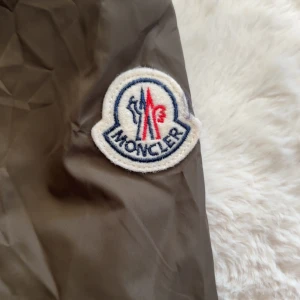 Olivgrön vindjacka från Moncler - Olivgrön windbraker, fel storlek vid köp