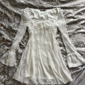 Vit klänning - Vit klänning från Gina Tricot som är perfekt för student eller skolavslutning. Har en liten liten fläck (se sista bilden) men då den är på kanten på innertyget så syns den knappt. Går säkert bort i tvätten, klänningen är aldrig använd utan endast testad! Kolla gärna in mina andra annonser ifall du hittar något mer, då kommer vi överens om ett paketpris!
