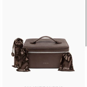 CAIA JULKALENDER  - Säljer CAIAs julkalender för 2025 då min mamma och jag köpte dubbla. Paketet är helt oöppnat. Kom med bud, släpper inte för mindre än 4000kr