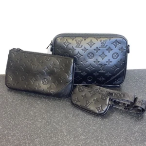 Svart väska-set – helt ny 50% rabbat ! - .Helt ny svart väska-set med axelrem och liten pouch. Aldrig använd, i perfekt skick. Passar både vardag och fest.