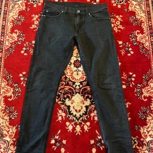 Svarta Tiger Of Sweden Jeans Pistolero  - Tja säljer nu dessa sjukt snygga Tiger Of Sweden jeansen i modellen Pistolero👖| Storleken är W31 L32✅ Skriv vid frågor och funderingar!!👑