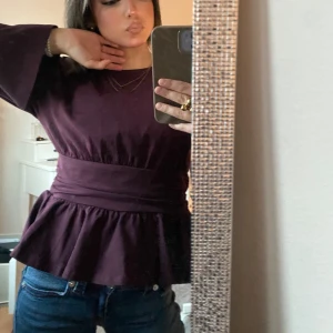 Vinröd blus med volang - Vinröd blus från Y Gina, den är använd en gång men säljer den då ja inte tycker att den ser bra ut på mig. Jätte fin o har vida ärmar 