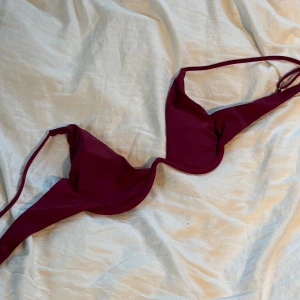 Vinröd bikini med trekantsform - Snygg vinröd bikini med klassisk trekantsform och smala axelband.