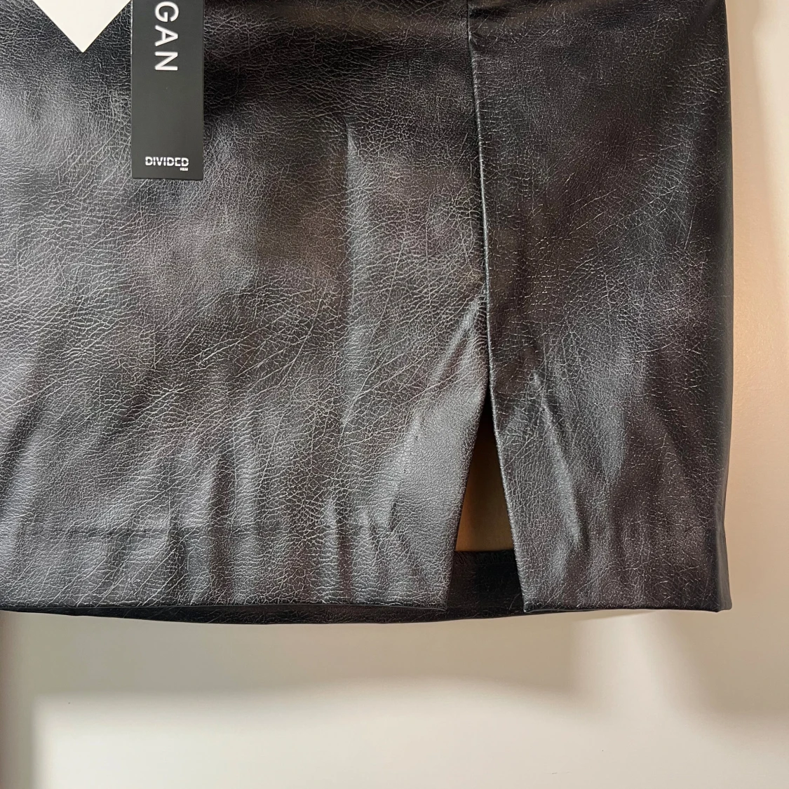 Svart vegansk minikjol från Divided - 1