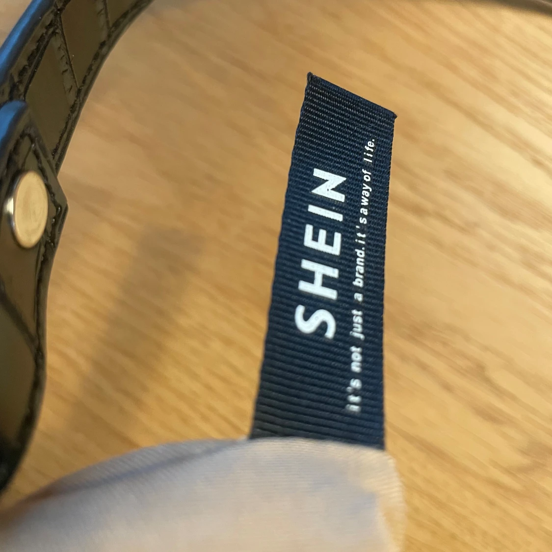 Svart axelväska i krokopräglat skinn - 4